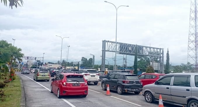 Kendaraan di Exit Tol Karanglo, Kecamatan Singosari Kabupaten Malang. Kawasan ini masuk daftar titik jalan yang macet tiap liburan natal dan tahun baru
