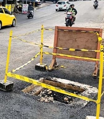 APES: Warga dan relawan mengevakuasi pohon beringin yang menimpa mobil Suzuki Carry dan ruko di Desa Ketawang, Kecamatan Gondanglegi, Kabupaten Malang, kemarin (3/1).