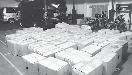 TangKaPan BESar: Sebanyak 59 kardus berisi 1,7 juta batang rokok ilegal jenis SKm diamankan tim Bea Cukai dari sebuah minibus yang melintas di jalan raya Karangduren, Kecamatan Pakisaji, Kabupaten malang, rabu dini hari (4/1).  PUJON