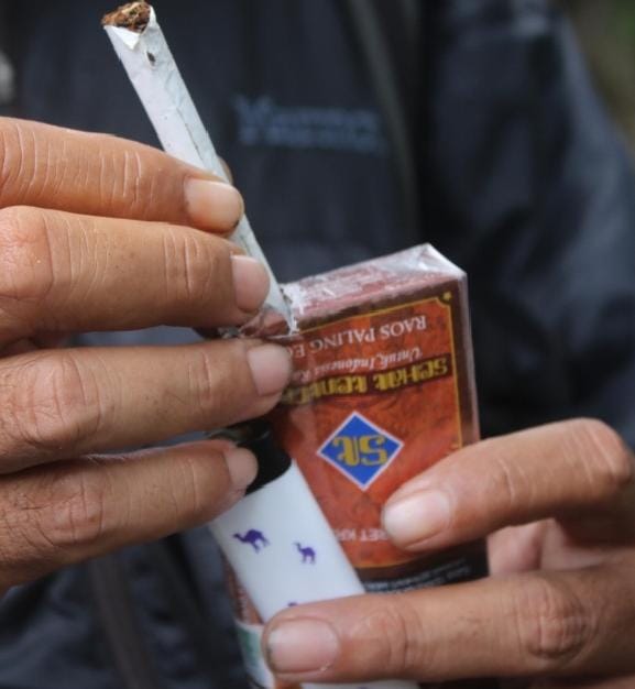 TEMBAKAU: Perokok aktif mengambil satu batang rokok. (suharto/radar malang)