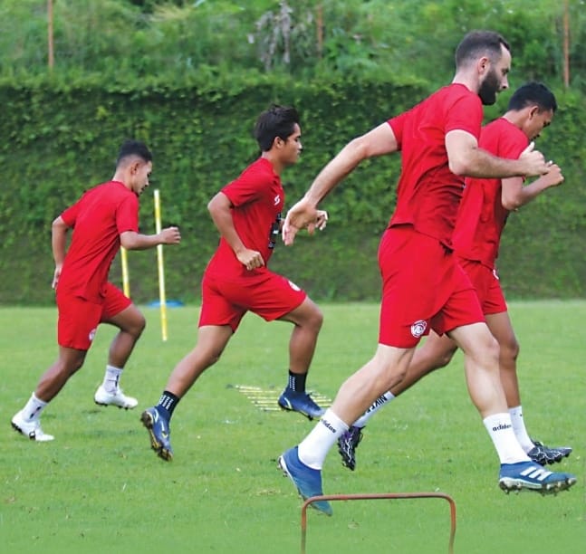 DAPAT KRITIKAN: Skuad Arema FC melakoni pemusatan latihan di Lapangan Kusuma Agrowisata, Kota Batu, sejak Selasa lalu (3/1). Rencana Singo Edan berkandang di Stadion Sultan Agung pada putaran kedua Liga 1 mulai mendapat kecaman.- Suharto / Radar Malan