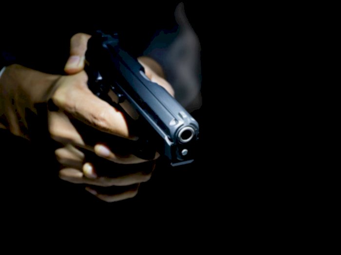 LUMPUHKAN PENCURI:  polisi mengeluarkan tiga kali tembakan peringatan, sebelum akhirnya melumpuhkan pelaku. - RADAR MALANG