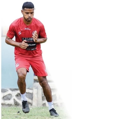 BURU MENIT BERMAIN: Hasyim Kipuw sudah menyampaikan ucapan terima kasih di akun Instagramnya. Dia bakal berganti kostum tim di putaran kedua Liga 1.- radar malang