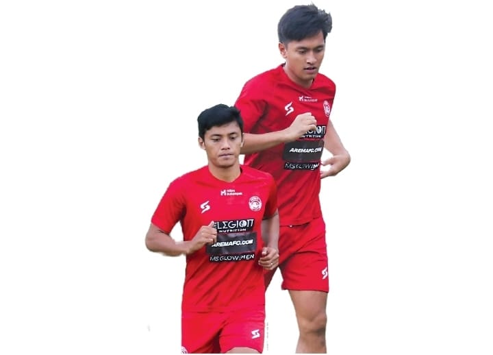 BURU MENIT BERMAIN: Hanis Saghara Putra dan Irsyad Maulana dipastikan tak berkostum Arema FC lagi di putaran kedua BRI Liga 1. Mereka akan berlabuh ke tim Persita Tangerang. - Suharto / Radar Malang