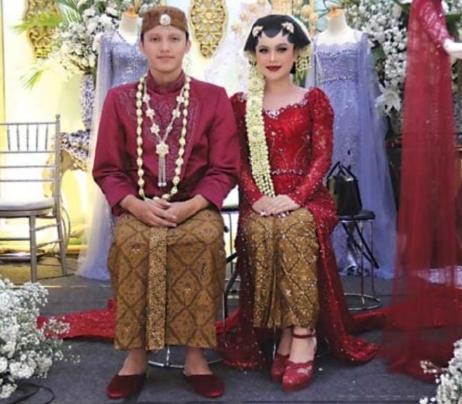 WEDDING EXHIBITION: Dua model memerankan sebagai pengantin dalam wedding exhibiton di MOG, kemarin (12/1). - Darmono / Radar Malang