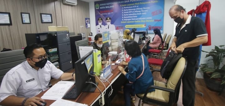 LAYANAN PUBLIK: Masyarakat mendatangi kantor Dinas Kependudukan dan Catatan Sipil (Dispendukcapil) Kota Malang untuk registrasi Identitas Kependudukan Digital (IKD), beberapa waktu lalu. -  Darmono/Radar Malang