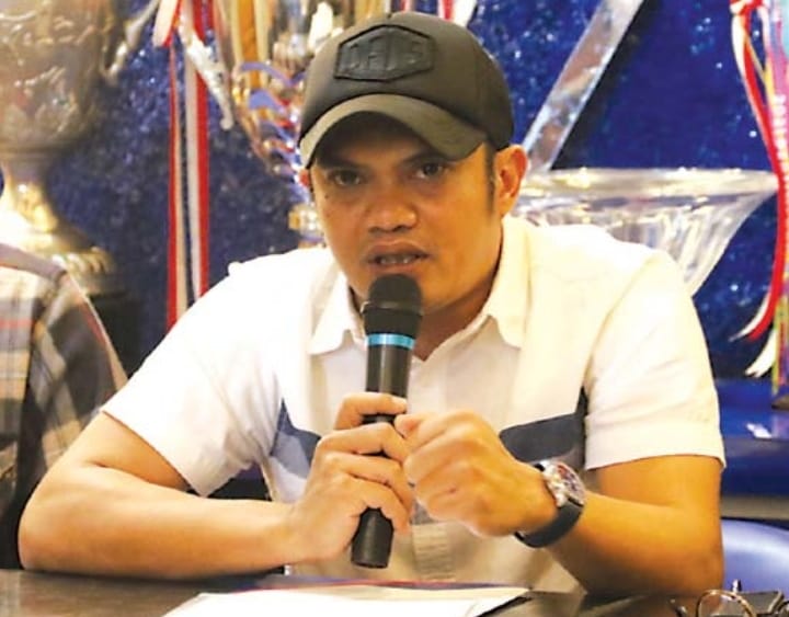 SAMPAIKAN SIKAP: Komisaris Arema FC Tatang Dwi Arifianto menyampaikan permintaan maaf kepada pihak-pihak yang terimbas secara tidak langsung dari tragedi Kanjuruhan.  - Suharto / Radar Malang