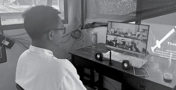 AKIBAT ULAH SENDIRI: Darul Edi Cahyono mengikuti sidang pemeriksaan empat saksi debitur Pegadaian di PN Tipikor Surabaya secara daring dari Lapas Lowokwaru kemarin. Dalam sidang itu terungkap bahwa istrinya telah mengajukan gugatan cerai dan dikabulkan ol