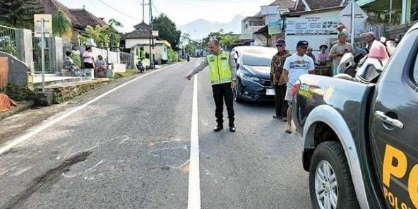 NGANTUK: Evakuasi terhadap korban kecelakaan di Jalan Desa Gubugklakah, Kecamatan Poncokusumo dilakukan petugas, kemarin siang (14/1). - POLRES MALANG FOR RADAR MALANG