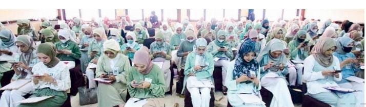 TAHAP AWAL: Total ada 151 kandidat Duta Hijab Radar Malang yang mengikuti tes tulis di Gedung B Universitas Islam Malang (Unisma) lantai tujuh, kemarin (14/1) - Suharto/ Radar Malang