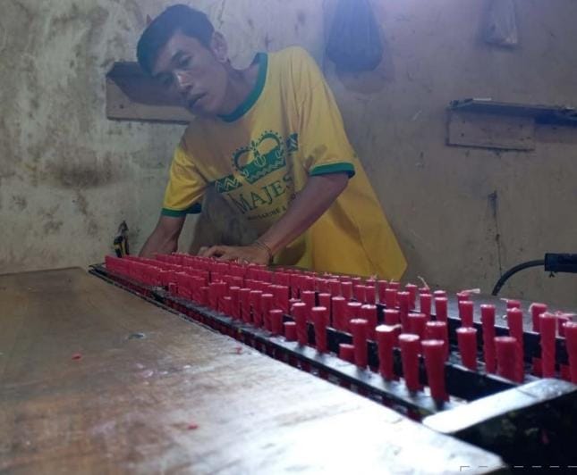 SERBA MANUAL: Proses pembuatan lilin ulang tahun di Desa Kendalpayak, Kecamatan Pakisaji. -HANIFUDIN MUSA/RADAR MALANG