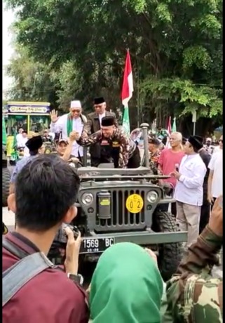PERINGATAN 1 ABAD NU: Kaum nahdliyyin menggelar Kirab Panji NU mengelilingi Kota Malang. - RADAR MALANG