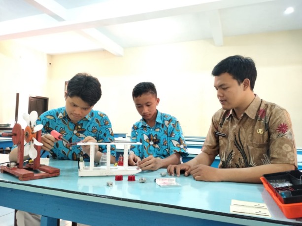 MENTAL JUARA : Ahnaf Al Ghifafarri Ahtasyafi dan Muhammad Nafi Mulyo juara 1 IISRO bersama guru pembina robotika SMAN 1 Kepanjen Hermawan Hidayat SKom (kanan).