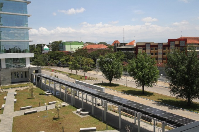 HASILKAN 200 RIBU KWH PER HARI: Solar panel PLTS terbentang di antara gedung A-19 dengan gedung A-20 Universitas Negeri Malang (UM). Panjangnya hampir 40 meter.