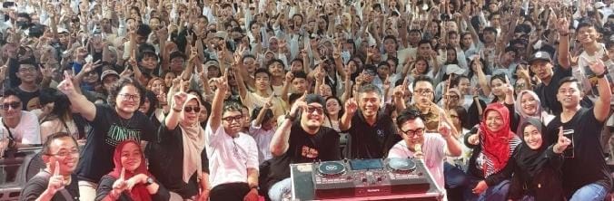 SEMARAK: Puncak peringatan HUT ke-55 SMKN 1 Turen yang ditutup dengan guest performance JONOJONI, Senin (16/1). - FOTO-FOTO: SMKN 1 TUREN FOR RADAR MALANG