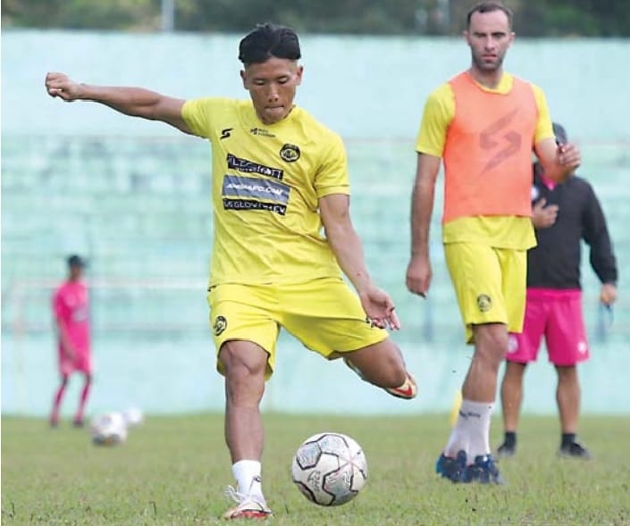 SUDAH KANTONGI IZIN: Ahmad Bustomi bersama dua penggawa PSMS Medan lainnya ambil bagian dalam latihan Arema FC, kemarin pagi (17/1). - SUHARTO / RADAR MALANG