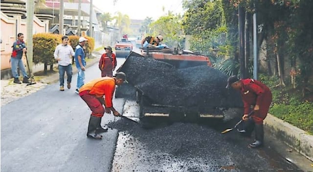 PERBAIKI JALAN RUSAK: Pemerintah daerah pun harus mengalokasikan anggaran yang sangat besar untuk melakukan perbaikan. Ilustrasi perbaikan jalan By Radar Malang.