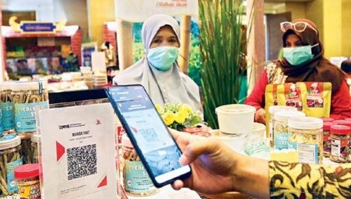 DIGITALISASI: Produk-produk UMKM dipamerkan di salah satu hotel di Kota Malang. Sistem pembayarannya melalui scan QR Code - Darmnono/Radar Malang