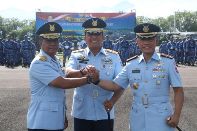 JABAT KOMANDO: Pangkoopsud II Marsda TNI Widyargo Ikoputra, S.E., M.M., CIQaR (tengah) diapit oleh Kolonel Pnb Fairlyanto ST MAP (kanan) dan Marsma TNI Zulfahmi S.Sos M.Han (kiri) di acara Sertijab Danlanud Abd Saleh di lapangan Taxy Way Skadron Udara 32,