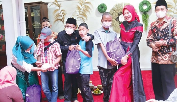 PEDULI: Wali Kota Malang Sutiaji (kemeja hitam) bersama istrinya, Widayati Sutiaji (dua dari kanan) menyalurkan bantuan sosial kepada penyandang disabilitas di rumah dinasnya, beberapa waktu lalu. - SUHARTO/RADAR MALANG