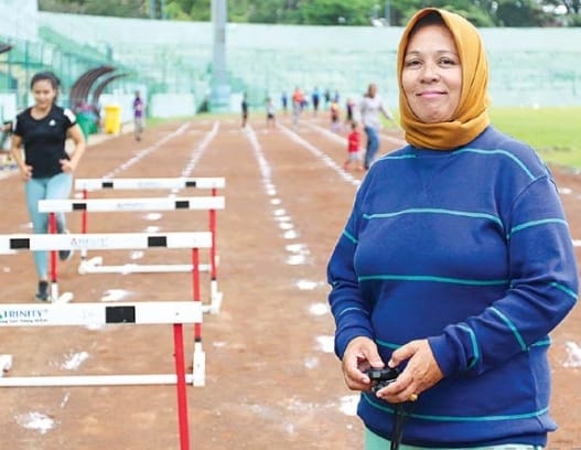 BERTANGAN DINGIN: Onny Chandra Sofie memimpin latihan atletatletnya di Stadion Gajayana, kemarin sore (24/1). - DARMONO/ radar malang