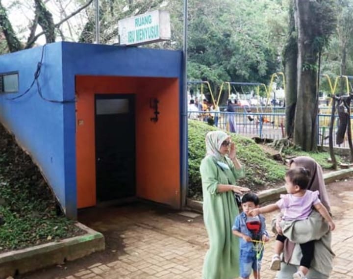 FASILITAS PUBLIK: Ruang laktasi di Alun-Alun Malang terkunci kemarin (24/1). Akibatnya, fasilitas untuk menggenjot pemberian ASI eksklusif tersebut tidak berfungsi. -  DARMONO/RADAR MALANG