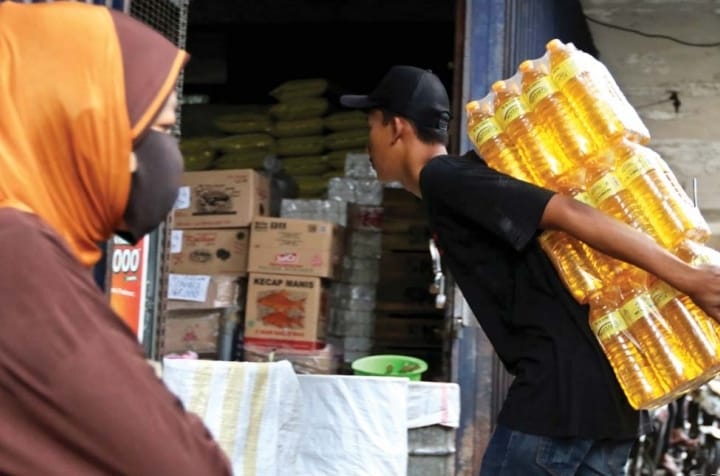 PRODUKSI MENURUN: Harga minyak goreng subsidi merek Minyak Kita naik. Pasalnya sebab produksinya menurun dan distribusi terhambat.
