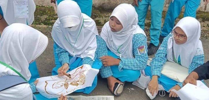 SERU JUGA: Para siswa SMPN 1 Pandaan, Pasuruan belajar membatik di Kampung Batik RW 10 Desa Ngijo, Kecamatan Karangploso, kemarin (25/1) - YUDISTIRA/RADAR MALANG