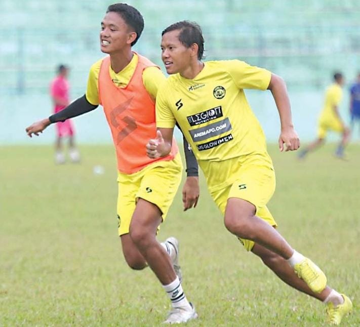 PINDAH TIM: Adam Alis (kanan) berlatih dengan rekanrekannya di Stadion Gajayana, beberapa waktu lalu. Kemarin (25/1), dia resmi berpamitan dari Arema FC - Suharto / Radar Malang