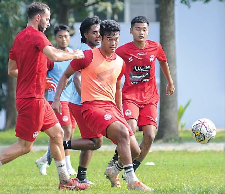 BANYAK OPSI: Muhammad Rafli (rompi orange) ambil bagian dalam sesi game internal, di Boyolali, kemarin (25/1). Tim medis Arema FC memastikan kondisi fisik semua penggawa cukup prima jelang pertandingan melawan PSS Sleman hari ini (26/1). -  Media Officer