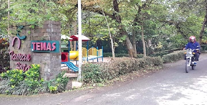 TAK DIMINATI: Kondisi Taman Hutan Temas yang terbengkalai dan tidak terawat menyebabkan taman tersebut sepi pengunjung. - AFIFAH RAHMATIKA/RADAR BATU