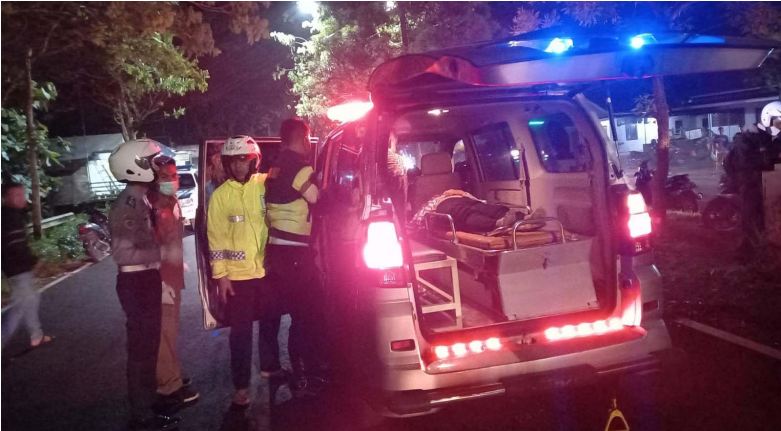 KORBAN CELAKA: Petugas mengevakuasi korban kecelakaan yang terjadi di kawasan Jalibar Kepanjen kemarin malam (3/1). Dalam kejadian tersebut satu orang tewas dan delapan lainnya mengalami luka-luka.