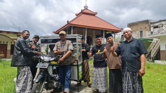 BERBAGI: Acara berbagi bakso gratis di Pondok Pesantren Salafiyah Miftahul Ulum 2 oleh Rumah Sedekah NU. Tampak sedang foto bersama, inisiator rumah sedekah NU sekaligus inisiator program
