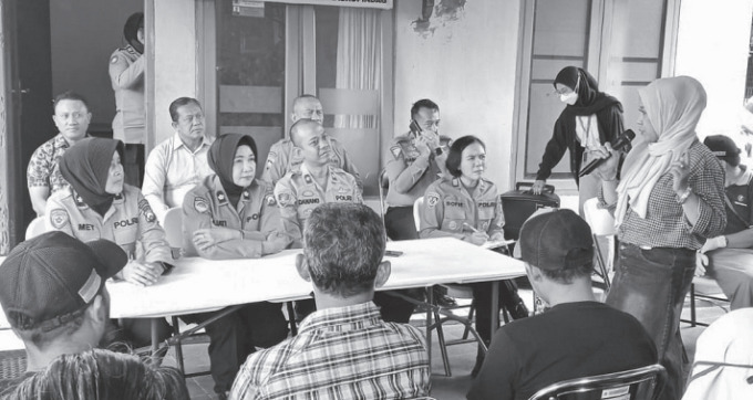 ASPIRASI: Salah seorang pedagang Pasar Bunulrejo mengungkapkan keluhan tentang banyaknya pencurian dan CCTV yang tak berfungsi dalam acara Jumat Curhat bersama Polresta Malang Kota kemarin.