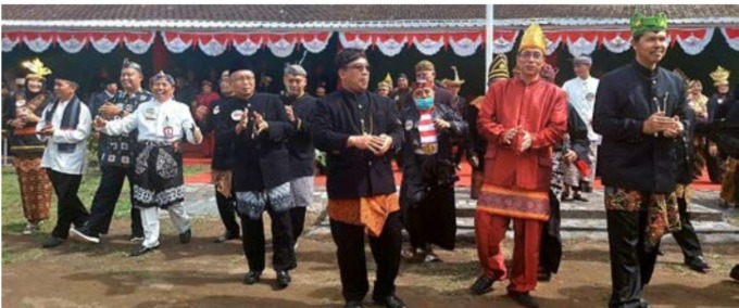 KOMPAK: Peserta peringatan Hari Amal Bhakti yang digelar di MTsN 2 Malang mengenakan pakaian adat dari berbagai daerah.