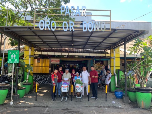 SINERGI : Kepala Yatim Mandiri Cabang Malang Eko Budi Setyoadi (dua dari kanan) bersama loper koran Jawa Pos Radar Malang saat melaksakan program Peduli Lansia Berbelanja di Pasar Modern Oro Oro Dowo, Kota Malang, Kamis (5/1/2023). (BACHTIAR EKO/RADAR MAL