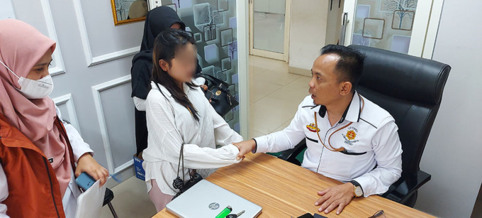 PULANG: JC pamit kepada petugas setelah diizinkan pulang ke Kota Bogor bersama sang ibu dan calon kakak ipar yang menjemputnya kemarin. (BIYAN MUDZAKY HANINDITO/RADAR MALANG)