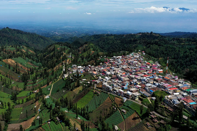 PANORAMA : Keindahan Desa Ngadas, Kecamatan Poncokusumo adalah magnet wisatawan. (Darmono/Radar Malang)