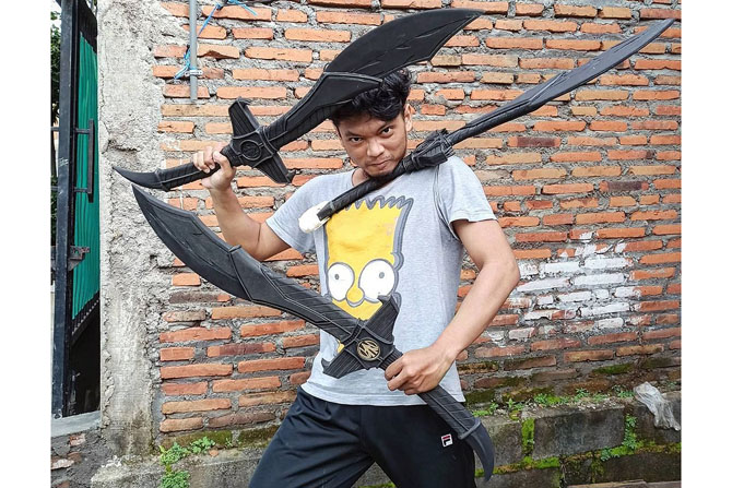 PASSION: Ars Ramdha memamerkan tiga senjata cosplay yang kadang diproduksi terpisah sesuai pesanan. (DOKUMEN PRIBADI ARS RAMDHA)
