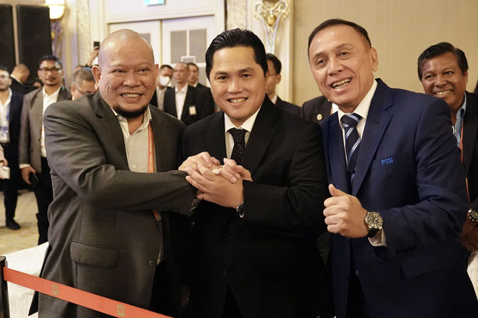 AMANAH BARU: Erick Thohir (tengah) bersama La Nyalla Matalitti (kiri) dan Mochamad Iriawan di arena Kongres Luar Biasa PSSI di Jakarta, Kamis (16/2).