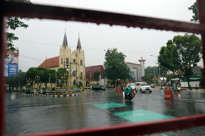 HUJAN  : Jalan Basuki Rahmat Kayutangan. (Darmono/Radar Malang)