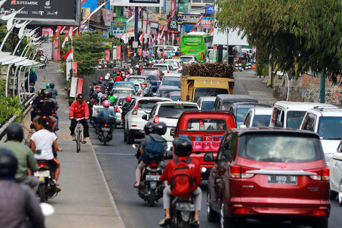PADAT : Jembatan Ranugrati yang mengalami antrean kendaraan. (Suharto/Radar Malang)