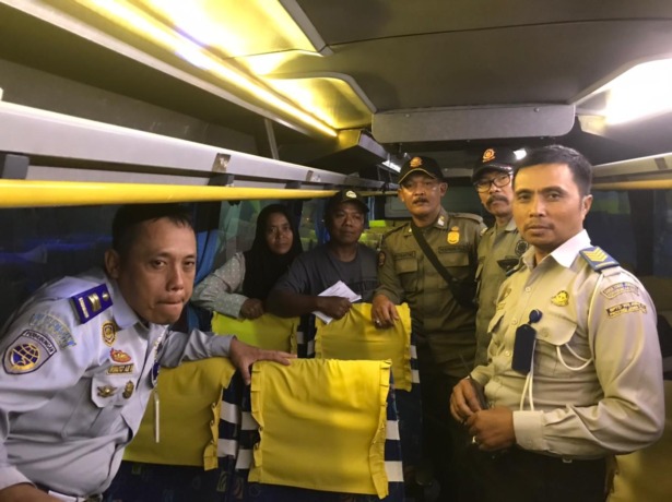 PULANG: Petugas Satpol PP dan Dinas Perhubungan mengantar Sugiarto dan Tutik ke Terminal Arjosari untuk dipulangkan ke Mojokerto, Selasa malam (7/2). (SATPOL PP KOTA MALANG FOR RADAR MALANG)