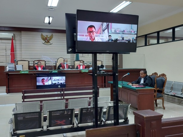 SIDANG TIPIKOR: Darul Edi Cahyono (tampak di layar monitor) mendengarkan pembacaan tuntutan oleh jaksa secara daring dari Lapas Lowokwaru kemarin. KEJARI KABUPATEN MALANG FOR RADAR MALANG)