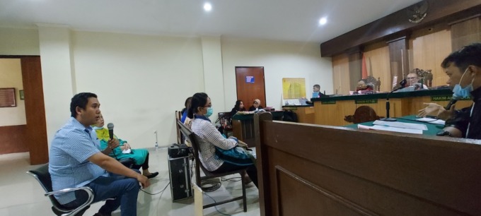 KESAKSIAN: Para pembeli Perumahan Grand Emerald memberikan keterangan di Pengadilan Negeri Kepanjen. (BIYAN MUDZAKY HANINDITO/RADAR MALANG)