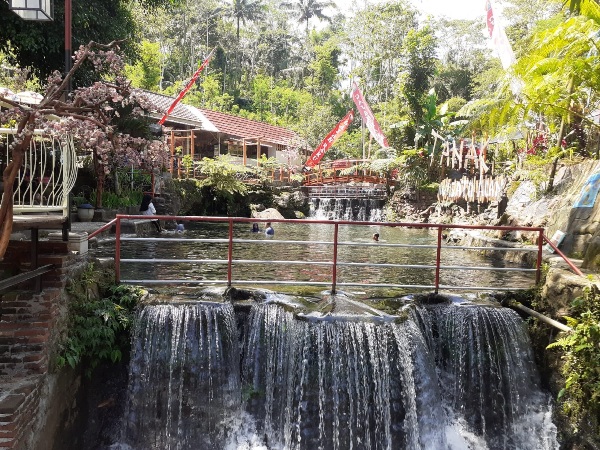 BENING DAN SEGAR: Salah satu spot wisata Tanaka Waterfall di Dusun Arjomulyo, Desa Bangelan, Kecamatan Wonosari yang makin banyak dikunjungi wisatawan. (INDAH MEI YUNITA/RADAR MALANG)