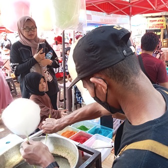 BERKAH CFD: Pedagang Wisata Belanja Ijen (WBI) di area Museum Brawijaya melayani pembeli kemarin-Nabia Amelia/Radar Malang