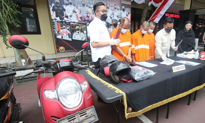 RILIS : Satreskrim Polresta Malang Kota merilis penangkapan pelaku curanmor di Matos, Agustus 2022 lalu. Kecamatan Lowokwaru paling rawan pencurian motor (Suharto/Radar Malang)