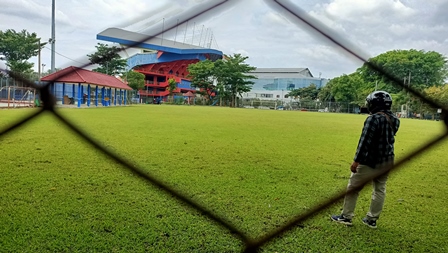 DEMI PENDAPATAN DAERAH: Seorang warga mengamati lapangan luar Stadion Gajayana kemarin (28/2). Lapangan seluas 105 x 58 meter tersebut akan diubah menjadi mini soccer.