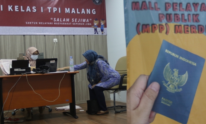 LAYANAN : Pembuatan paspor di Mal Pelayanan Publik Kota Malang (Darmono/Radar Malang)